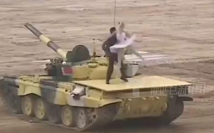这就是战斗民族的浪漫吗？国际军事比赛开幕式上演坦克上的芭蕾