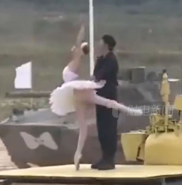 这就是战斗民族的浪漫吗？国际军事比赛开幕式上演坦克上的芭蕾