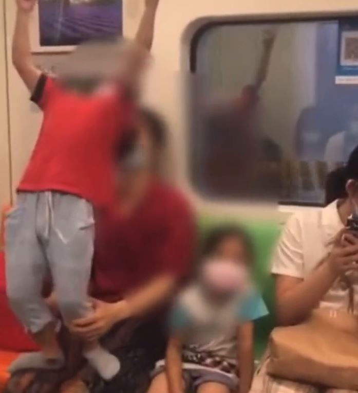 上海一男孩在地铁上爬扶手杆荡秋千，家长不制止，还鼓励他往上爬