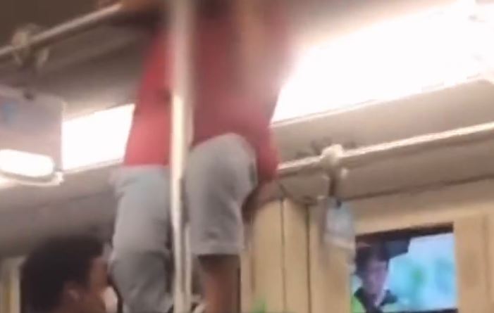 上海一男孩在地铁上爬扶手杆荡秋千，家长不制止，还鼓励他往上爬