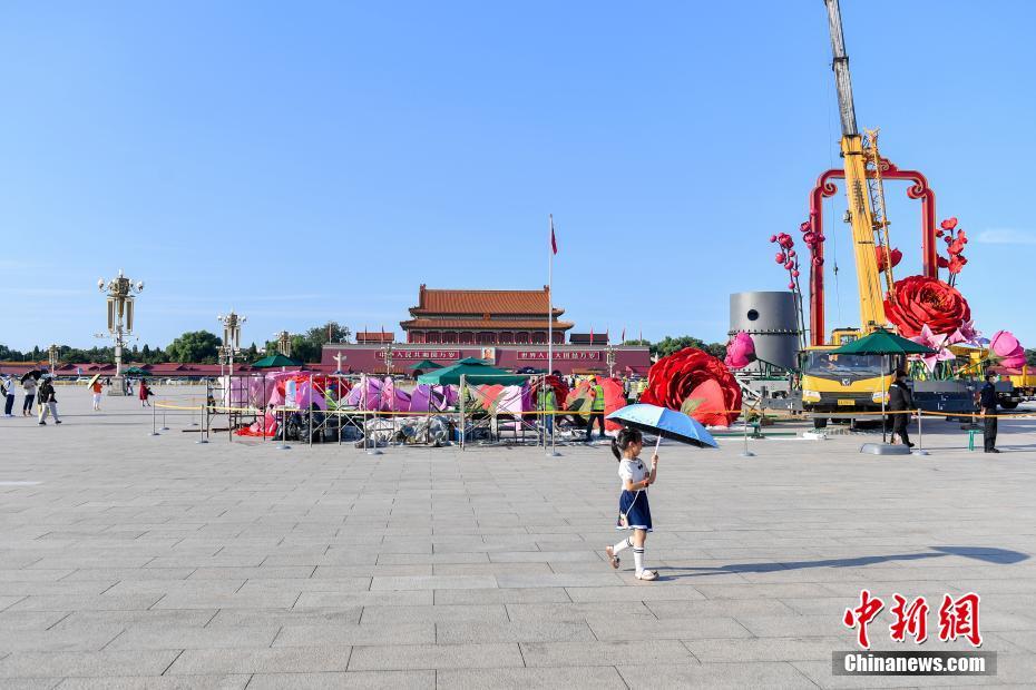北京天安门广场开始布置“祝福祖国”主题花坛