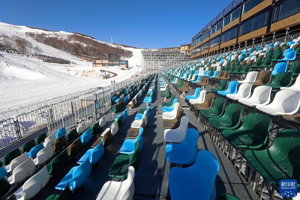 河北张家口:云顶滑雪公园赛道塑型忙