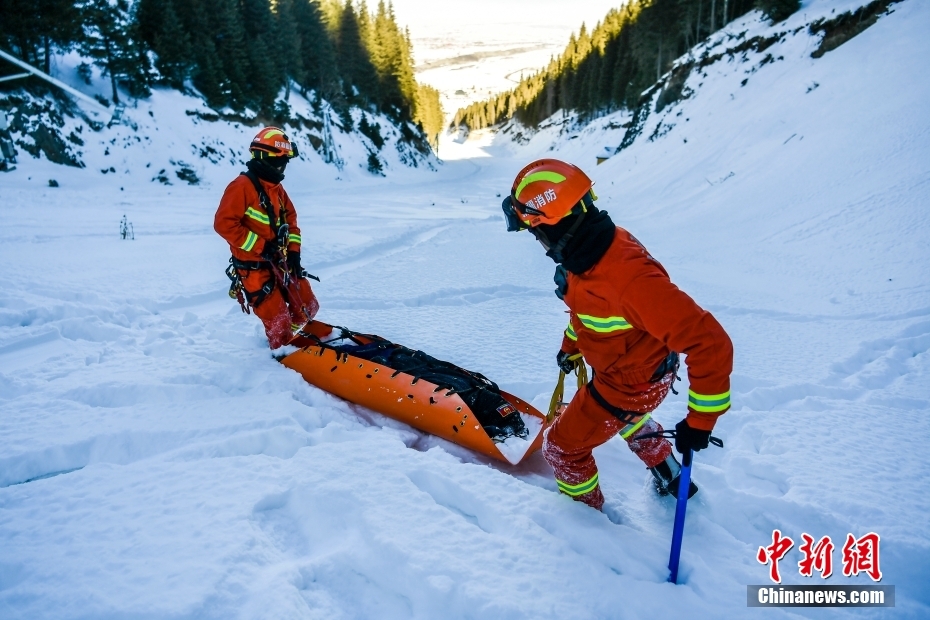 新疆消防雪中开展冬季救援演练