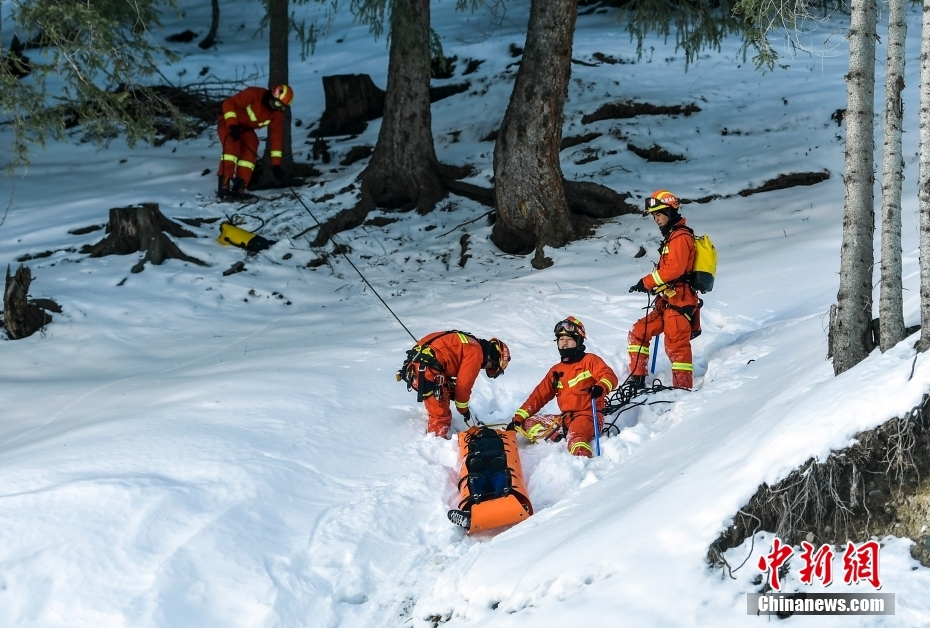 新疆消防雪中开展冬季救援演练