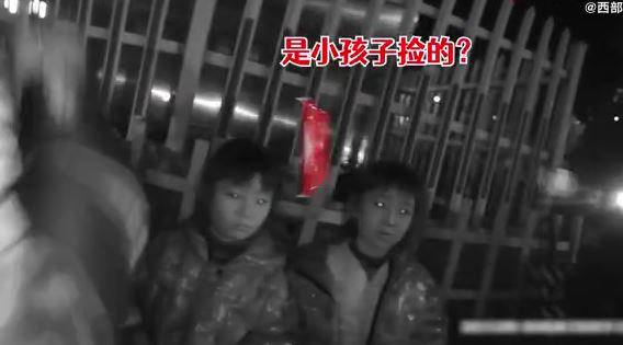 8岁双胞胎姐妹玩捉迷藏捡到20万，摆地摊妈妈报警找失主