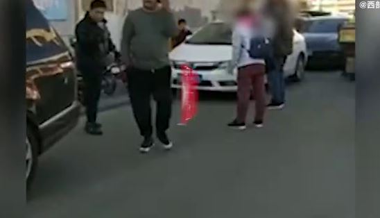 小孩哭着找妈妈路人拦住抱娃男女，民警：误会，是孩子爸爸和保姆