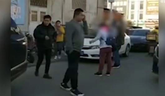 小孩哭着找妈妈路人拦住抱娃男女，民警：误会，是孩子爸爸和保姆