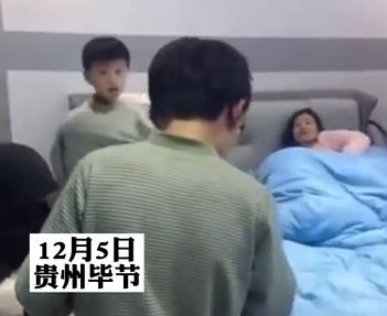 3个儿子晚上霸占妈妈，爸爸霸气喊话，儿子离开的眼神亮了