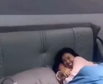 3个儿子晚上霸占妈妈，爸爸霸气喊话，儿子离开的眼神亮了