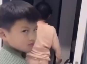 3个儿子晚上霸占妈妈，爸爸霸气喊话，儿子离开的眼神亮了