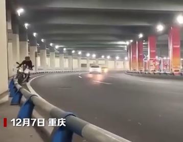 男子骑摩托隧道当赛道 高速过弯失控当场死亡