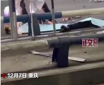 男子骑摩托隧道当赛道 高速过弯失控当场死亡