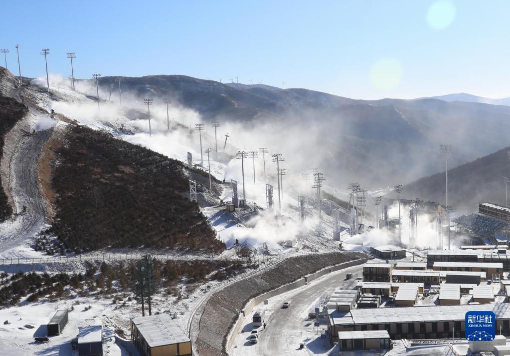 张家口赛区云顶滑雪公园赛道造雪塑型迎“大考”