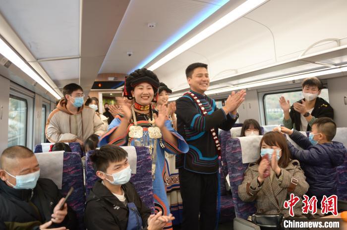 列车工作人员为旅客们带来了一场热闹的彝族歌舞活动。　杨丹 摄