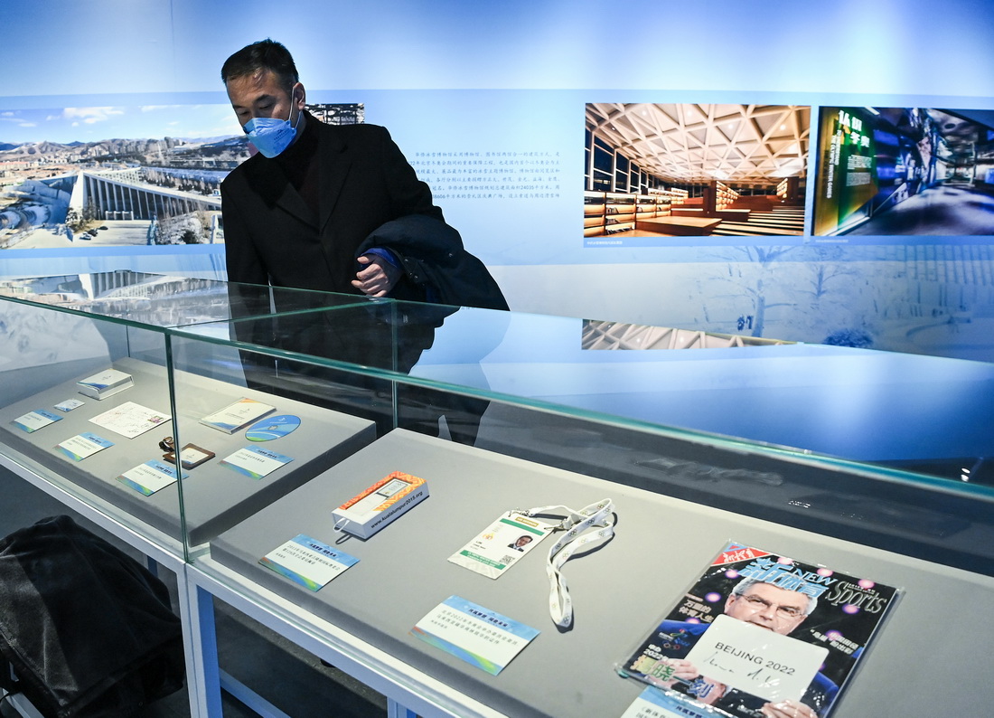 1月20日，一名嘉宾参观展览。