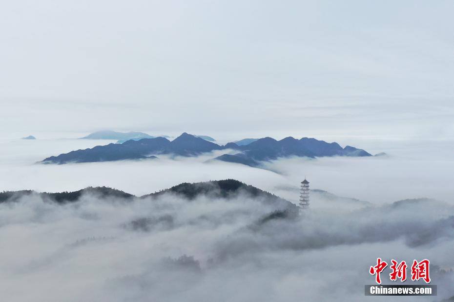 航拍江西明月山雨后云雾缭绕 风光旖旎如水墨画