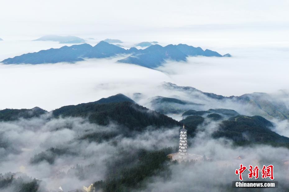 航拍江西明月山雨后云雾缭绕 风光旖旎如水墨画