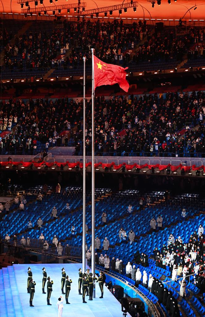 北京冬奥会举行开幕式中华人民共和国国旗入场