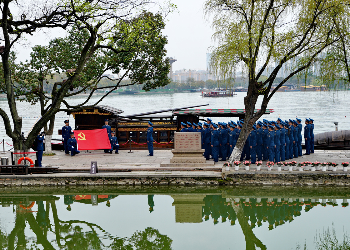 解辛平文章：把青春热血融入时代洪流