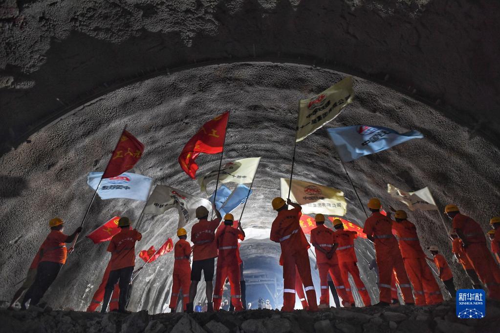 广汕高铁全线所有隧道全部贯通