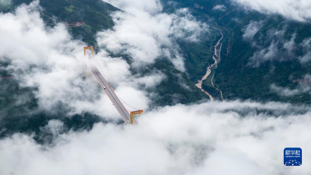 云雾中的云南宣威普立大桥