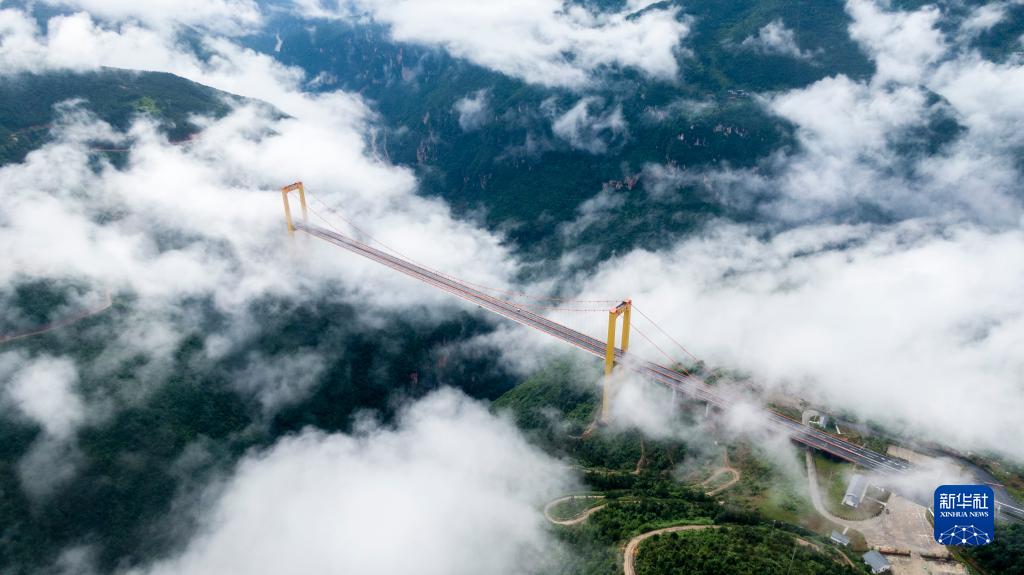 云雾中的云南宣威普立大桥
