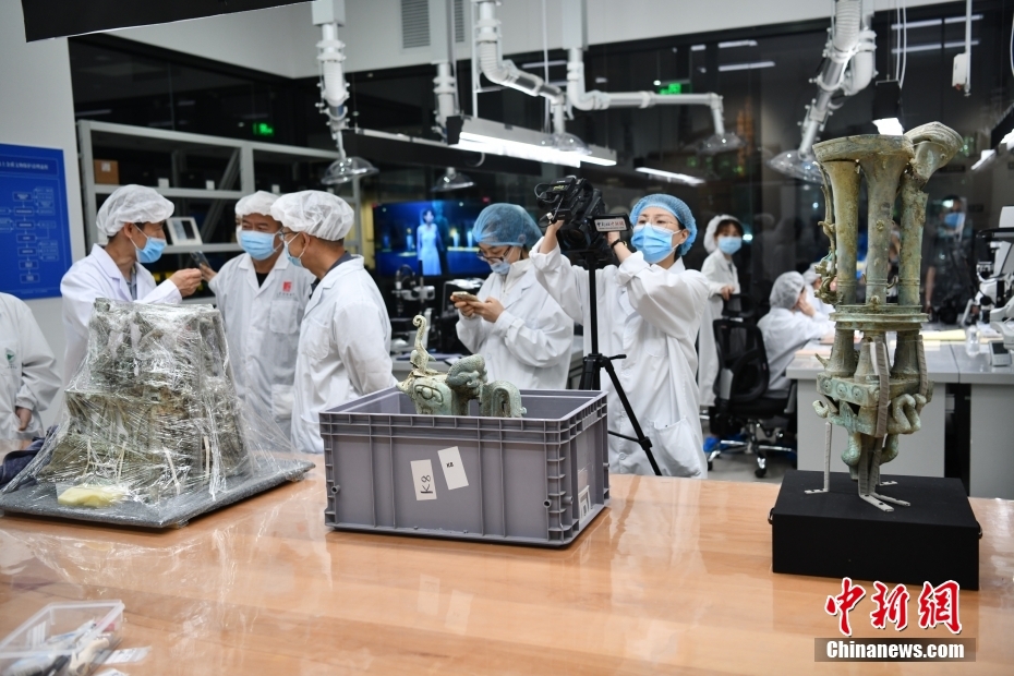 三星堆新出土铜神兽、神坛或可与网红“奇怪”青铜器“合体” 三星堆新出土铜神兽、神坛或可与网红“奇怪”青铜器“合体”