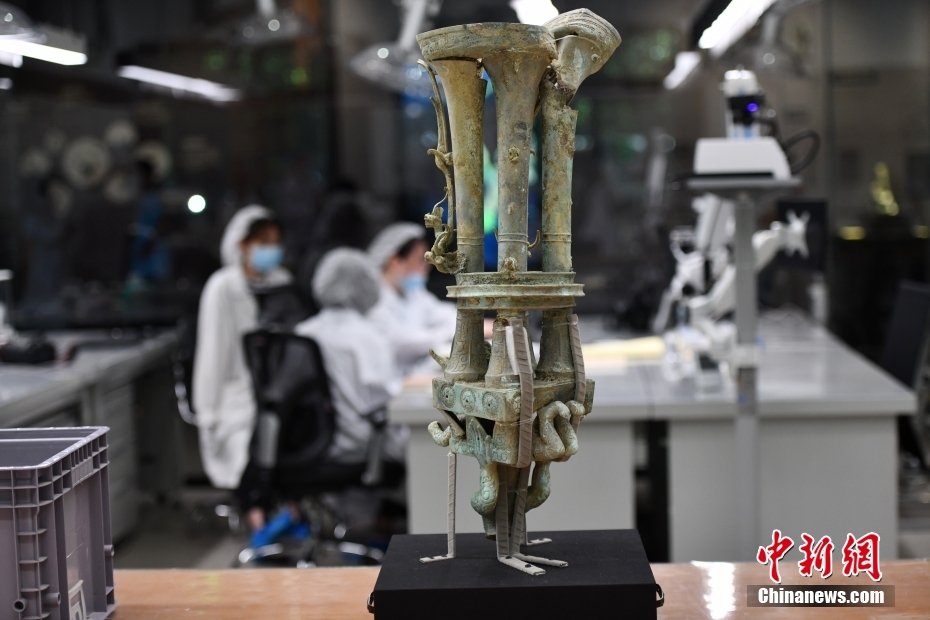 三星堆新出土铜神兽、神坛或可与网红“奇怪”青铜器“合体” 三星堆新出土铜神兽、神坛或可与网红“奇怪”青铜器“合体”