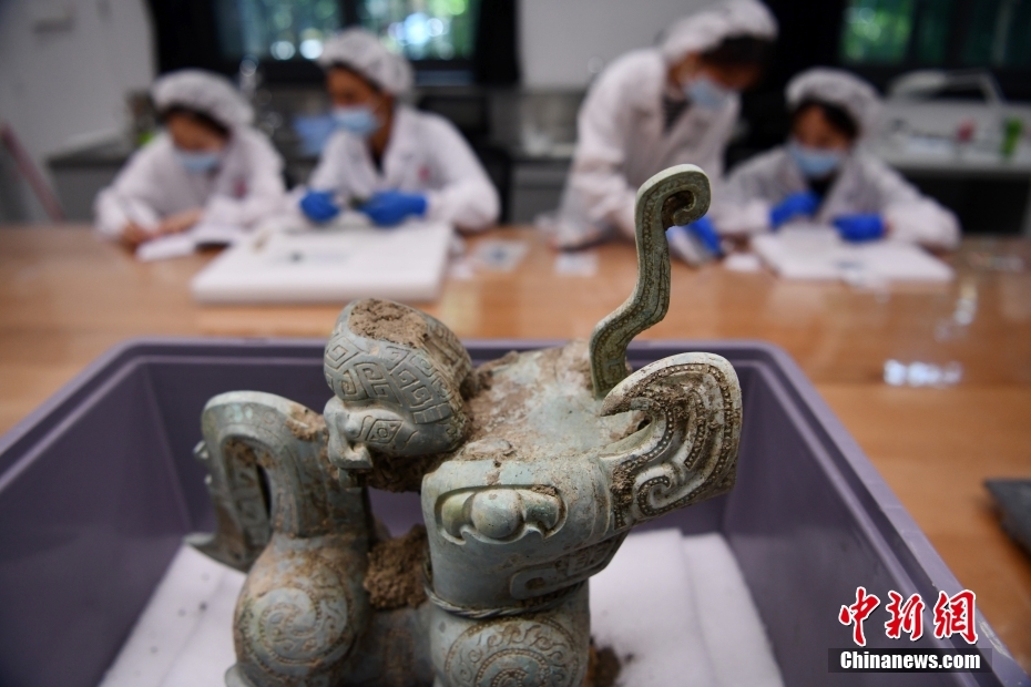 三星堆新出土铜神兽、神坛或可与网红“奇怪”青铜器“合体” 三星堆新出土铜神兽、神坛或可与网红“奇怪”青铜器“合体”