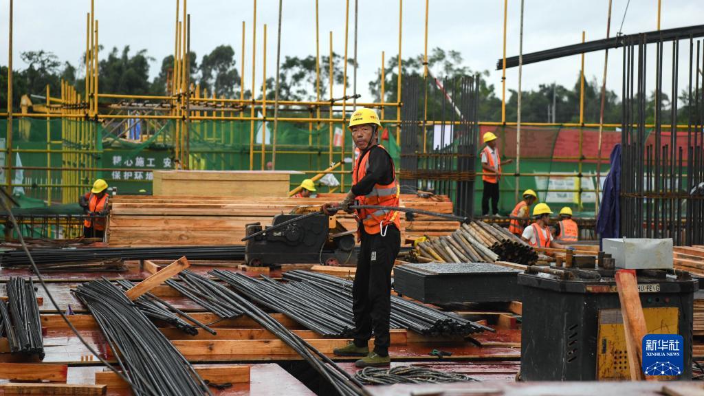 广西:南玉高铁车站建设忙