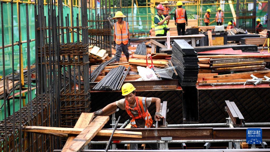 广西:南玉高铁车站建设忙