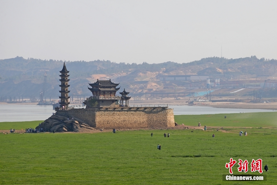 江西鄱阳湖千年石岛“水落墩出”