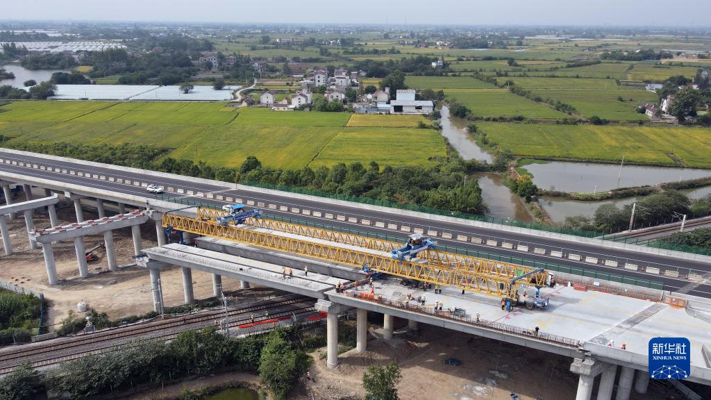 芜合高速公路上跨淮南铁路箱梁架设完成
