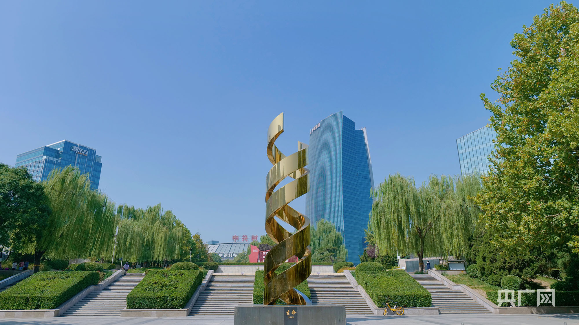 中关村广场上的"生命"雕塑(央广网见习记者 朱冠安摄)发轫于中关村的"