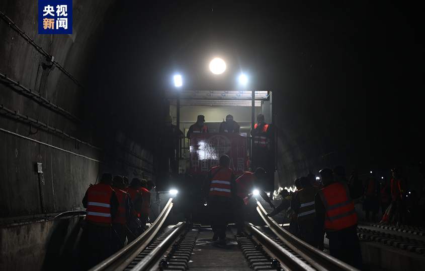 成昆铁路复线全线铺轨完成 成昆铁路复线全线铺轨完成