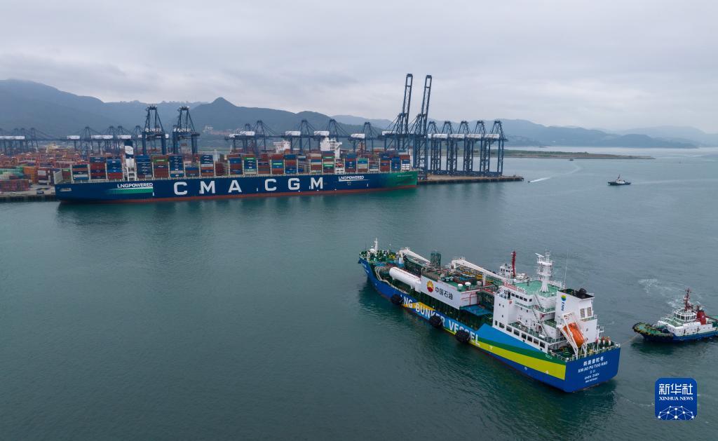 华南片区首单国际航行船舶LNG加注业务在深圳盐田港完成