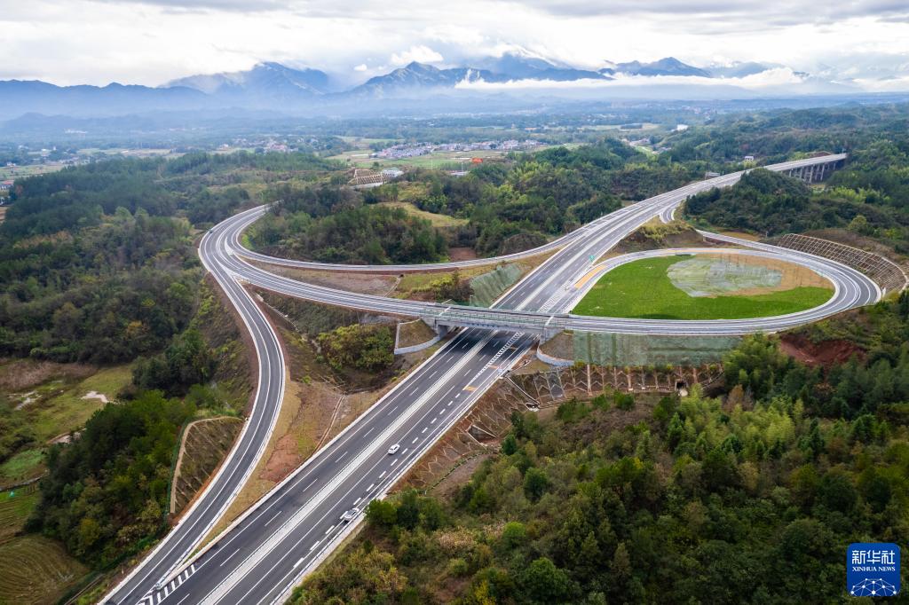 湖南首条智慧高速平益高速公路全线通车运营