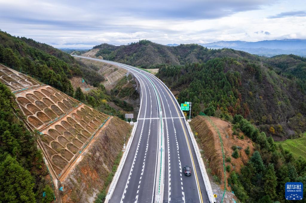 湖南首条智慧高速平益高速公路全线通车运营