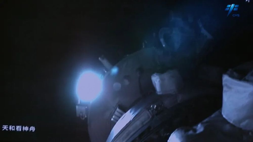 神舟十五号成功对接空间站组合体