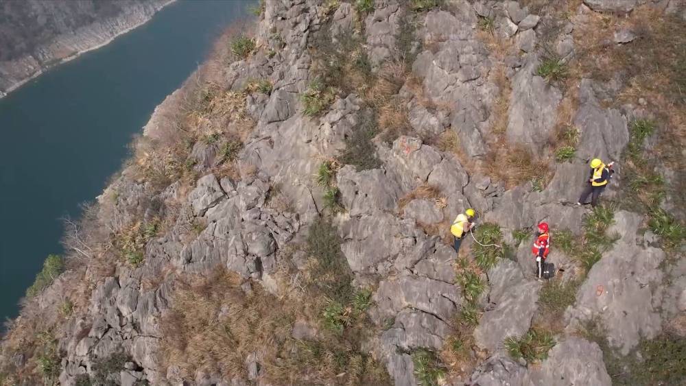 新华全媒+｜峭壁上的春运安全守护者