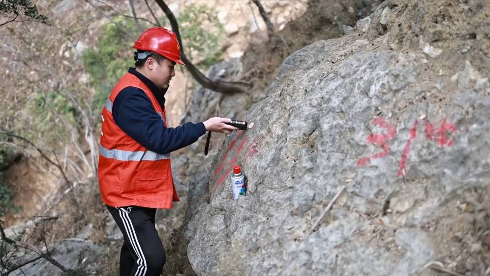 新华全媒+｜峭壁上的春运安全守护者