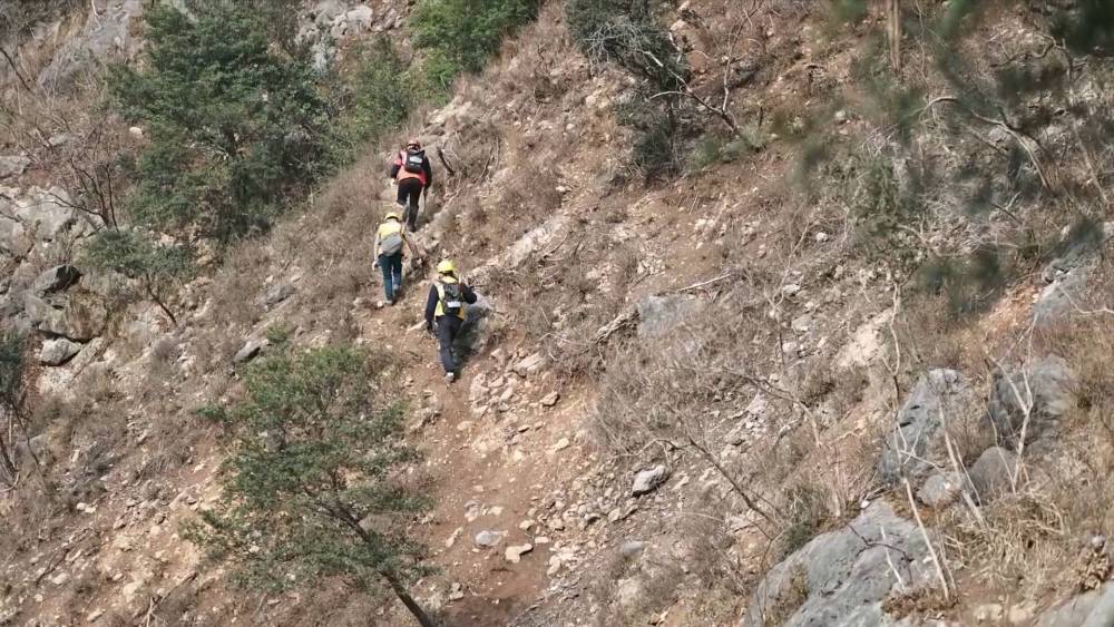 新华全媒+｜峭壁上的春运安全守护者