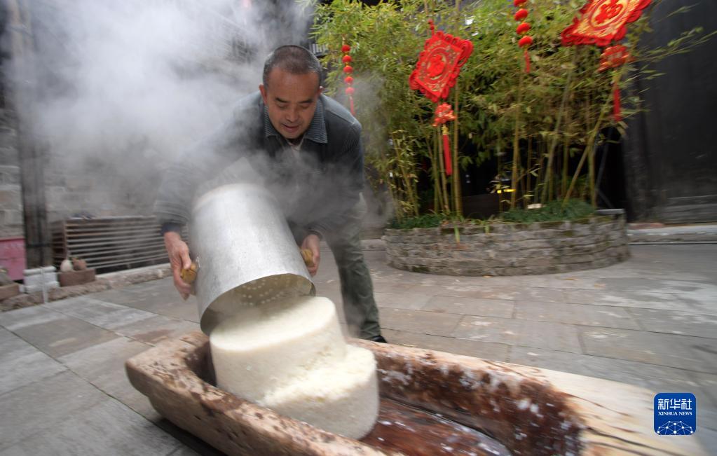 新春走基层丨贵州黄平:古镇糍粑飘香迎新春
