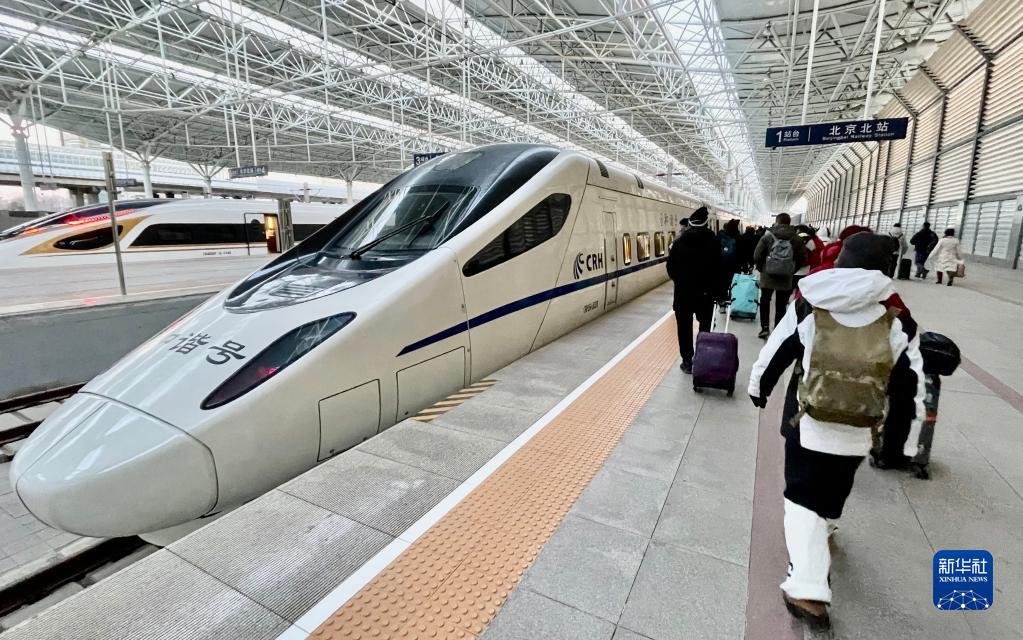 京张高铁成为春节假期旅游热线