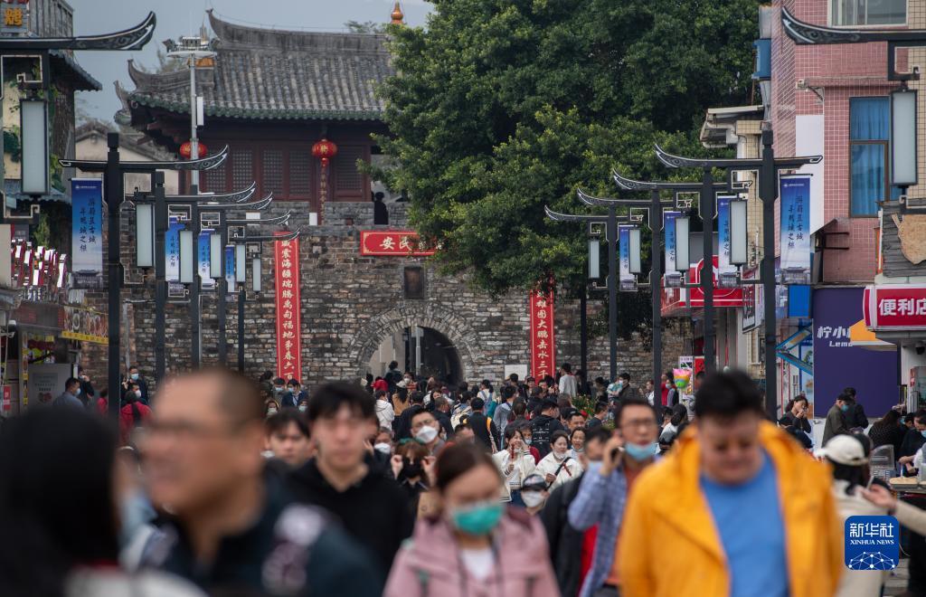 镜头里的中国年：年味浓 消费旺