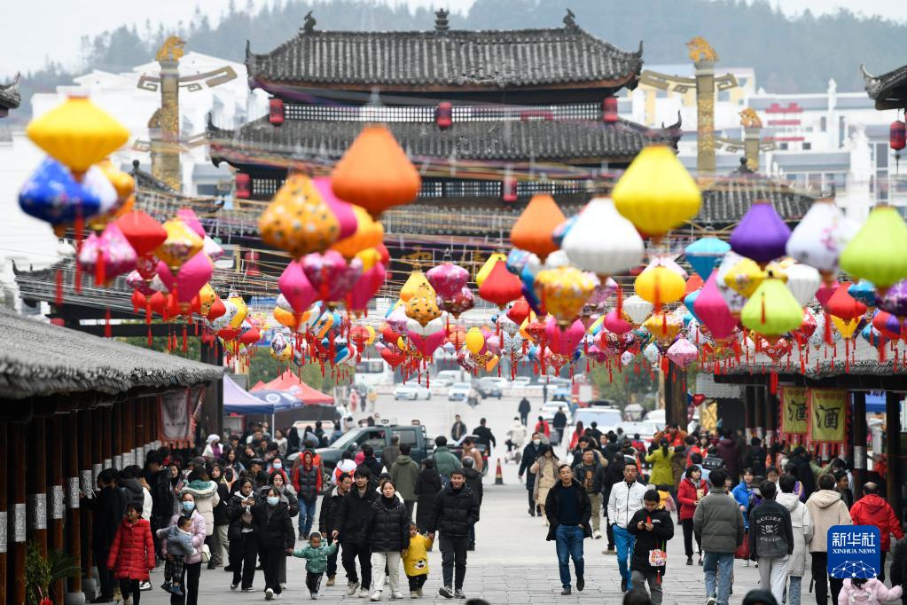 镜头里的中国年：年味浓 消费旺