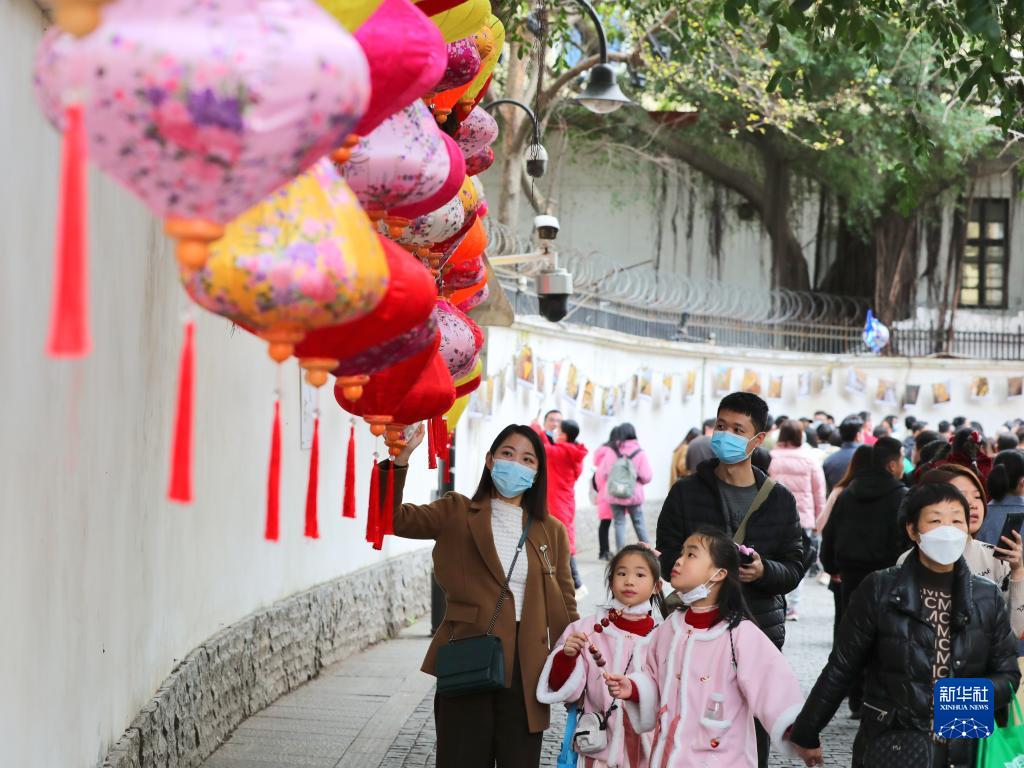 镜头里的中国年：年味浓 消费旺