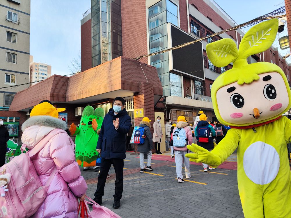 新安排、新目标，各地中小学形式多样迎接学生返校