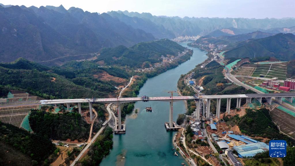 广西最大跨径双向六车道高速公路连续刚构桥双幅合龙