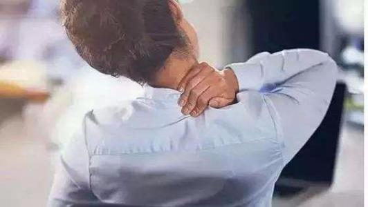 警惕不良体态引发身体连锁反应